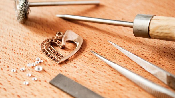 Key Factors to Consider Before Selecting a Chinese Jewelry Manufacturer